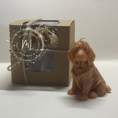 Vela castanha em forma de cão com embalagem de cartão ao lado