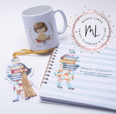 Caneca, marcador de livros e caderno com ilustrações e texto de agradecimento a professora