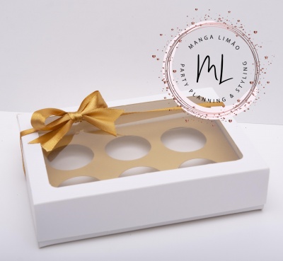 Caixa branca para 6 cupcakes com fita dourada e tampa transparente
