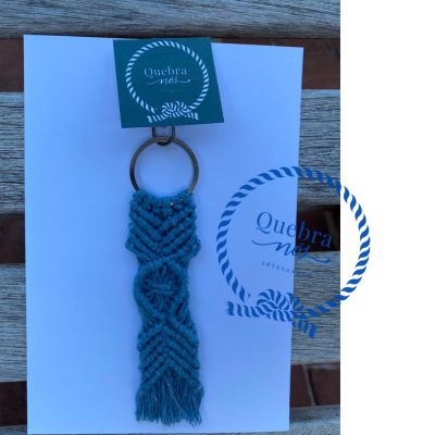 Porta-chaves artesanal de macramé azul com padrão geométrico