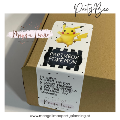 Caixa de cartão com etiqueta branca e imagem do Pikachu, texto Partybox Pokémon e lista de conteúdos