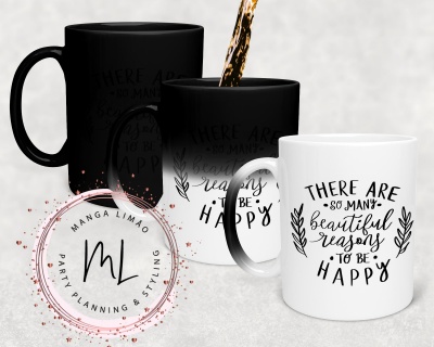 Três canecas com texto motivacional, duas pretas com texto revelado por calor, uma branca com texto preto