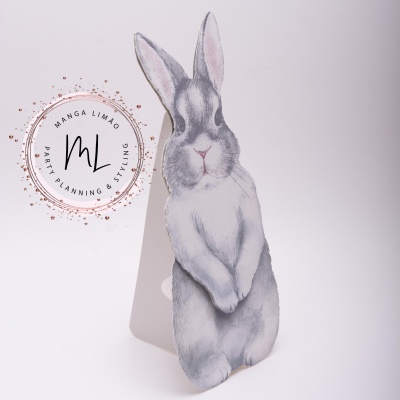 Suporte de mesa em forma de coelho cinza e branco com detalhes