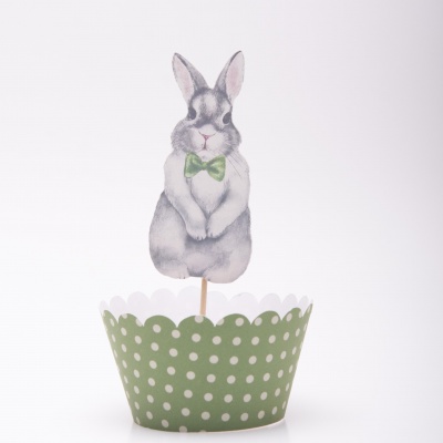 Cápsula para cupcake verde com bolinhas brancas e topper de coelho