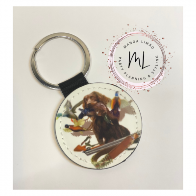 Chaveiro redondo com imagem de cão e pássaros coloridos