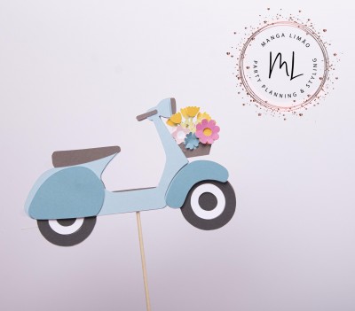 Decoração de scooter azul em papel com flores e logotipo MANGA LIMÃO