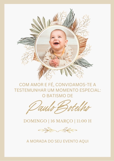 Convite de batismo com foto de bebé e texto em tons dourados e bege