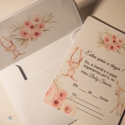 Convite para Baby Shower com ilustrações de coelho, veado e flores rosas em papel branco