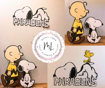 Decoração de festa com personagens Charlie Brown, Snoopy e Woodstock e texto PARABENS