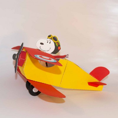 Brinquedo de avião amarelo e vermelho com figura do Snoopy