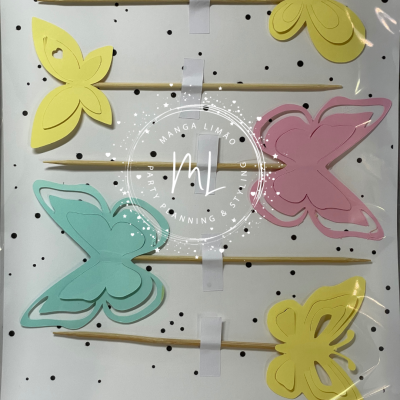 Decorações em forma de borboleta coloridas em paus de madeira