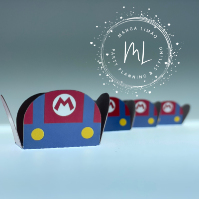 Caixas decorativas azuis e vermelhas com letra M em círculo branco, alinhadas em fundo branco.