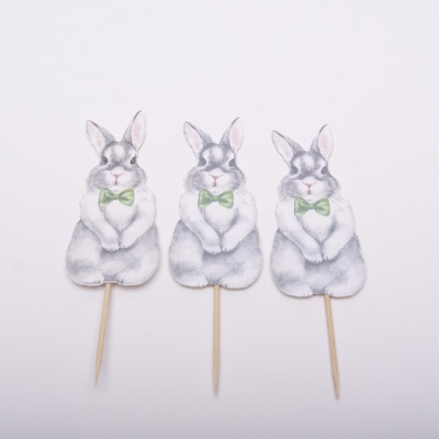 Três toppers de bolo com coelhos cinzentos e gravata borboleta verde