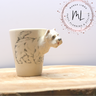 Caneca cerâmica branca com relevo de cão e desenho esboçado, em superfície de madeira clara