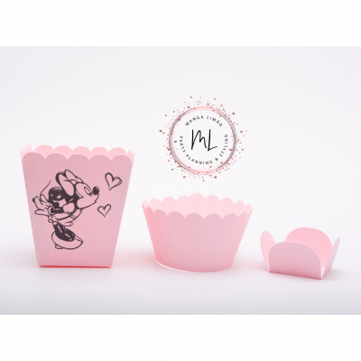Três embalagens rosa para doces, uma com Minnie Mouse desenhada em preto.