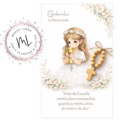 Cartão de primeira comunhão com menina a segurar cálice dourado e terço de madeira