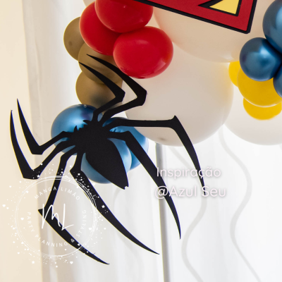 Decoração com balões coloridos e aranha preta decorativa