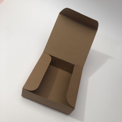 Caixa de cartão reciclado castanho aberta