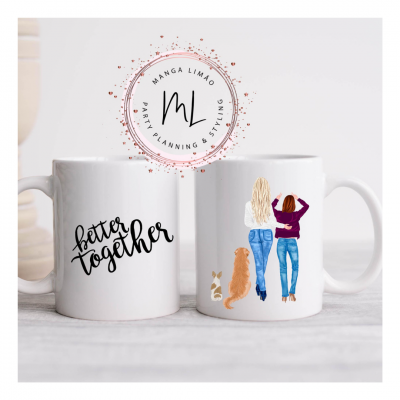 Duas canecas brancas com frase e ilustração de duas mulheres e dois cães