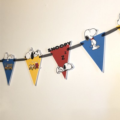 Corda decorativa de papel com bandeirolas coloridas e imagens do Snoopy