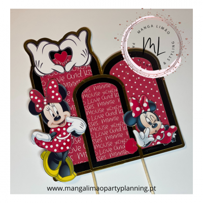 Suporte recortado Minnie Mouse vermelho com bolinhas brancas e fundo vermelho decorado com texto e padrão de bolinhas
