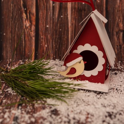 Casinha de Natal vermelha com pássaro decorativo e neve artificial