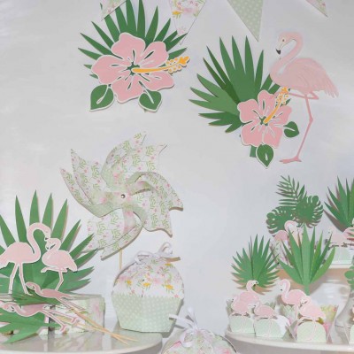 Decoração tropical para festa com flores, folhas e flamingos em rosa e verde