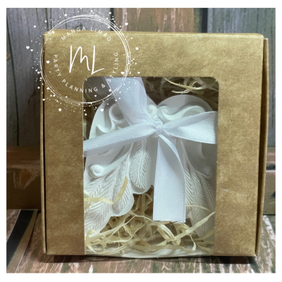 Caixa castanha com anjo decorativo branco com fita branca dentro