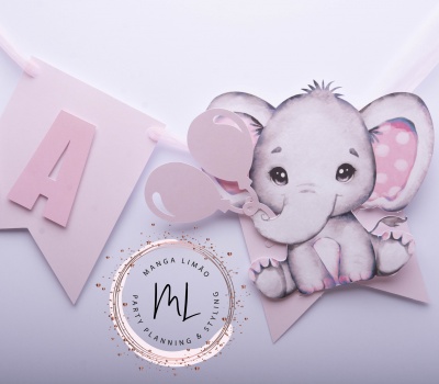 Faixa decorativa rosa com letra A e elefante cartoon cinzento e rosa