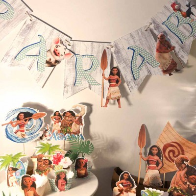 Decoração temática Moana para festa infantil com bandeirolas e recortes de personagens