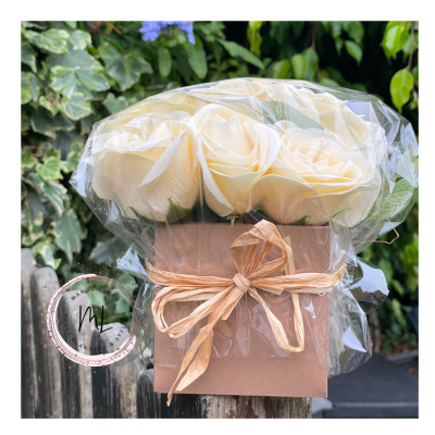 Bouquet de três rosas brancas com cartão e laço em plástico transparente