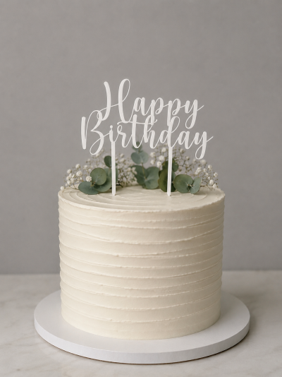 Bolo de aniversário branco decorado com folhas e flores e topper Happy Birthday