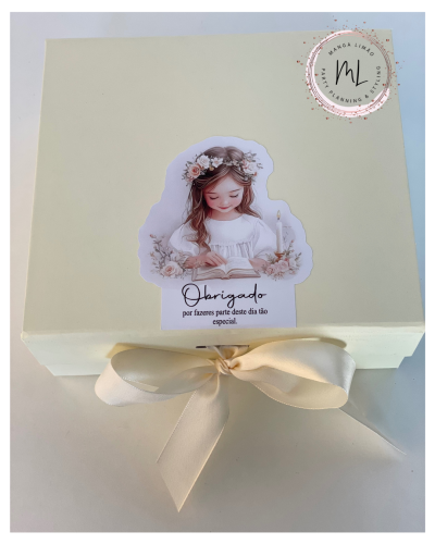 Caixa de presente branca com laço creme e etiqueta ilustrada, selo MANGA LIMA PLANING & DESIGN