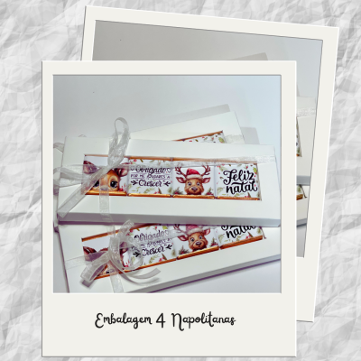 Embalagem branca com 4 napolitanas e etiqueta Natal com fita branca