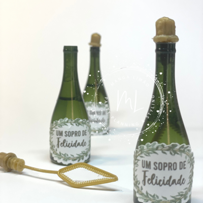 Mini garrafas verdes com rolhas de cortiça e rótulos 