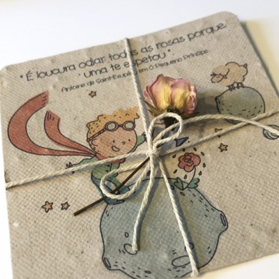 Cartões decorativos com ilustrações e texto amarrados com corda e flor seca