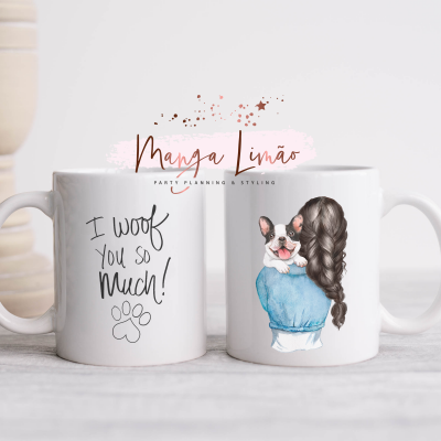 Duas canecas brancas com texto e ilustração de mulher e cão