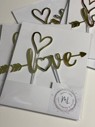 Decoração dourada com palavra love em embalagem branca com etiqueta Manga Limão