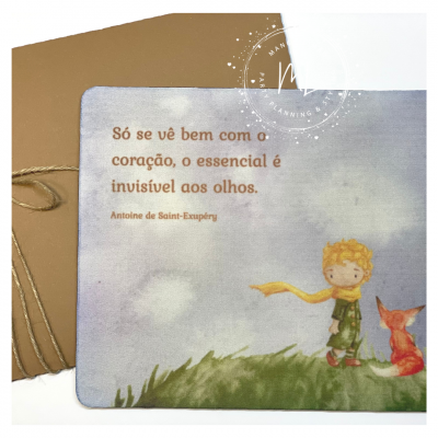 Postal do Pequeno Príncipe com texto em português e envelope castanho com cordel