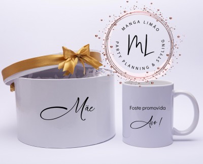 Chávena e caixa brancas com texto em preto e laço dourado no fundo