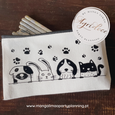 Necessaire branca com desenhos a preto de quatro animais e pegadas