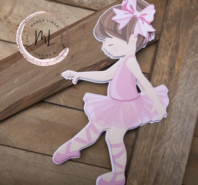 Figura decorativa de bailarina em papel rígido com vestido e sapatilhas rosa sobre madeira