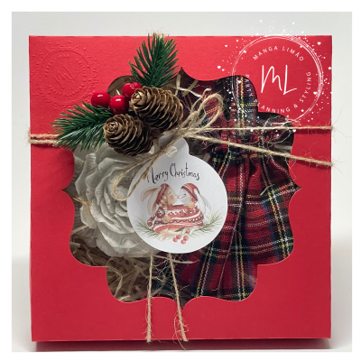 Caixa de presente vermelha com decoração natalícia e etiqueta Merry Christmas