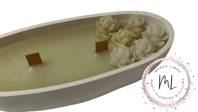 Vela branca oval com flores decorativas brancas e selo MANGA LIMÃO