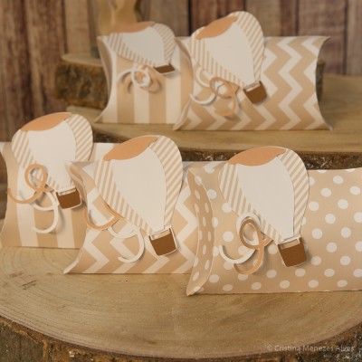 Caixas de presente creme com padrões e balões de ar quente de papel