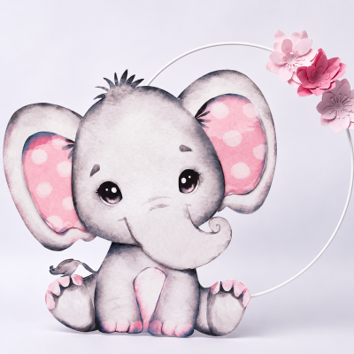 Elefante de desenho animado cinzento com orelhas cor-de-rosa e bolinhas brancas sentado com flores cor-de-rosa