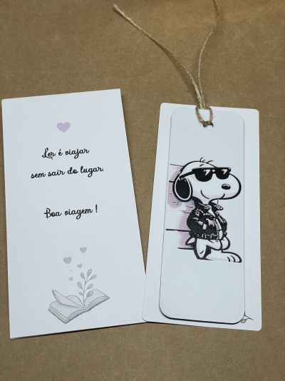 Etiquetas de papel com desenho Snoopy e texto em português