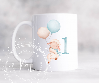 Caneca branca com ilustração de ovelha, balões e número 1
