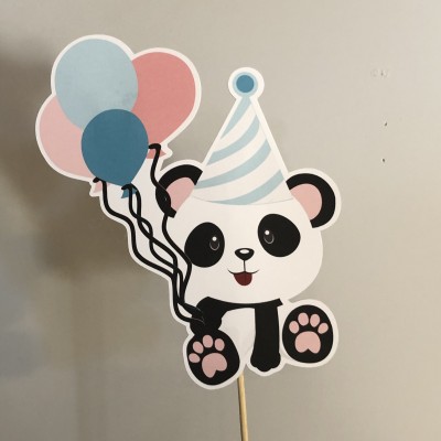 Decoração festiva de panda com chapéu e balões em papel montada num pau