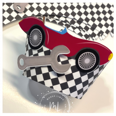 Caixa decorativa com padrão xadrez e carro vermelho em papel